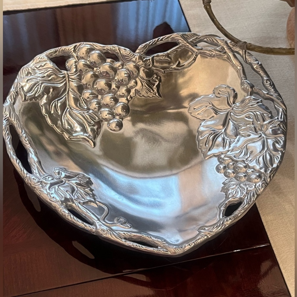 Arthur Court GRAPE HEART SHAPED COUPÉ SERVING TRAY WITH GRAPEVINE MOTIF 9.5”X 10 - Picture 7 of 11